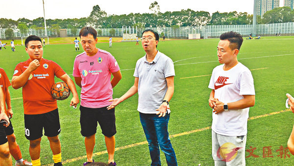 ■勞景祐（右二）與馮凱文（右）組隊升港超，續追足球夢。 香港文匯報記者潘志南  攝