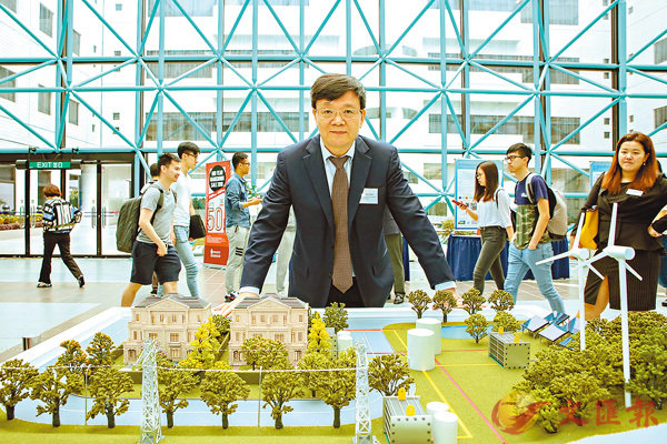 ■趙天壽昨日在「科大能源日」展示「電燃料能源儲存技術研究」項目。 科大供圖