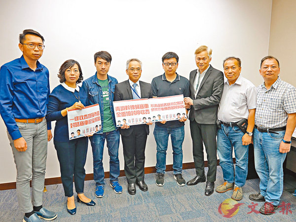 ■麥美娟(左二)、陸頌雄(左一)與工會代表約見運輸及房屋局與運輸署。