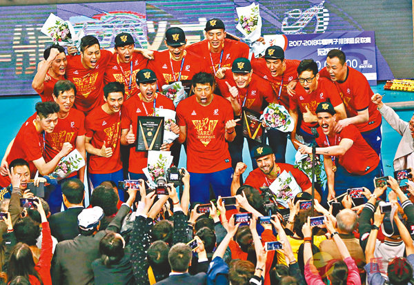 ■上海隊在頒獎儀式上慶祝奪冠。 新華社