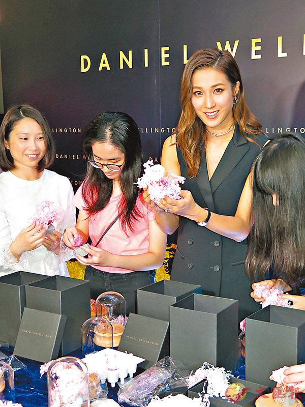 ����ŪY(�k�G)�����{���_�_�ܡu�Ѱ��v�C