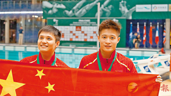 ■邱波（左）於最後一天比賽為中國再添一金。  中新社