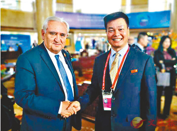 ���b�u���p�f�v�x��ŶǸ�Ƥ��A�丳�ƪ������]�k�^�P�k��e�`�z��-�֮J���D�Ԫk�����h��Ż��X�v�d���A��ߡu�����ζH�v�C ���W�Ϥ�