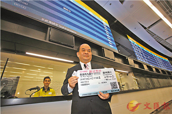 ■李聖基昨親身示範到櫃位購買高鐵車票的過程。 香港文匯報記者劉國權 攝