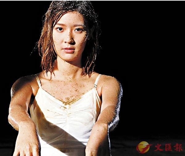 ���E����