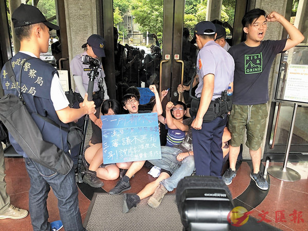 台灣大學生抗議學雜費上漲