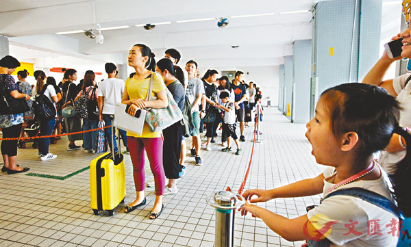 ■今年小一入學統一派位獲首三志願的「成功率」約七成，創近6年新高。圖為大批家長一早趕到派位中心領取結果。香港文匯報記者曾慶威  攝