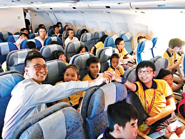■楊潤雄在飛往北京機上巧遇一班赴京交流的小學生。楊潤雄fb圖片