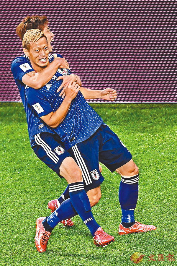 ■本田圭佑（右）與隊友慶祝入球。法新社