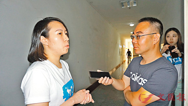 ■香港傳媒學子接受當地媒體採訪。記者曾慶業  攝