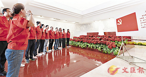 ������@���Ҫ�97���ͤ�e�i�A�b�e�_���j�x�����]�A���[�̦b�ҺX�e���ŤJ�һ}���C �s�ت�