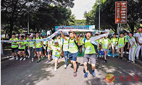 ��200�l�W��D�ǥͰѻP�f��D�C�֦~���q��]�C �����׳��s�{�ǯu