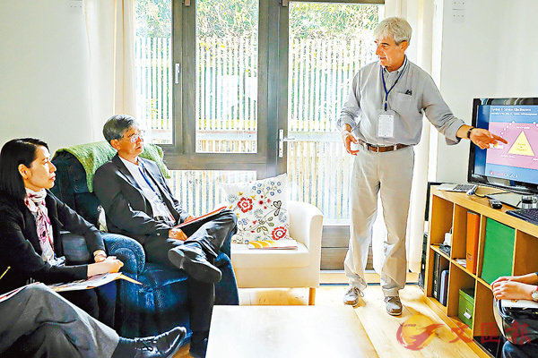 ��ù�P���θ���Sť��Rodd Bond�]�k�^���Цp��H��ި�U�����f�w�̦b�a�~�@�z���Ҥ��ۧڷ��U�C