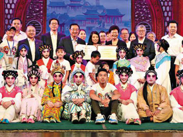 港粵劇小演員�G�u習主席的手很溫暖�v