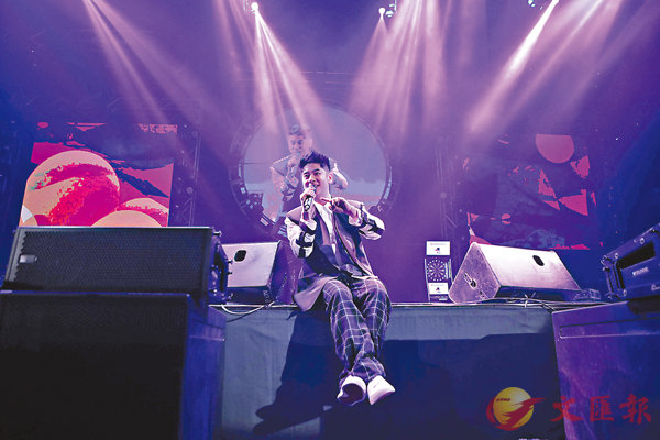 ���\�������̪ܳ�ƻR�A���F�P�kDancers���˼��ʧ@�C