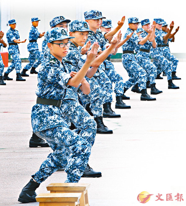 ■第十四屆香港青少年軍事夏令營昨日在新圍軍營舉行結業典禮，畢業學員展示訓練成果。香港文匯報記者潘達文  攝