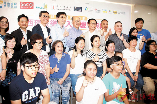 ■嘉賓與住戶一同慶祝入伙。 香港文匯報記者聶曉輝  攝