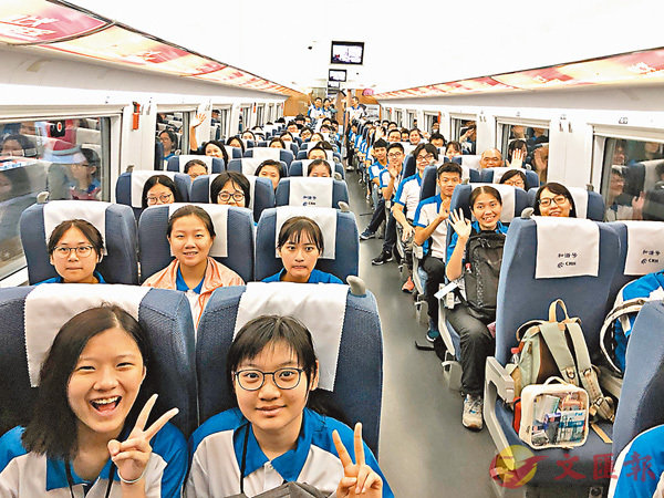 ■乘坐高鐵。香港文匯報記者馬靜  攝