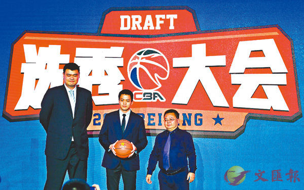 2018年CBA聯賽選秀大會昨日在北京舉行，兩輪選秀一共有14名球員被選中。NBL聯賽河南賒店老酒隊球員姜宇星（中）成為本年度選秀大會「狀元」，圖為中國籃協主席姚明（左）與姜宇星合影。	 新華社