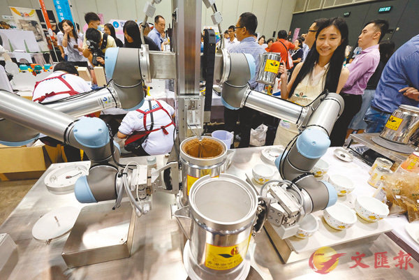 ■「金仔」可模擬不同茶王的沖製奶茶手法。香港文匯報記者梁祖彝  攝