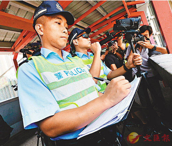 ■警方展示以手提攝錄機記錄造成阻塞的違例事項。香港文匯報記者梁祖彝  攝