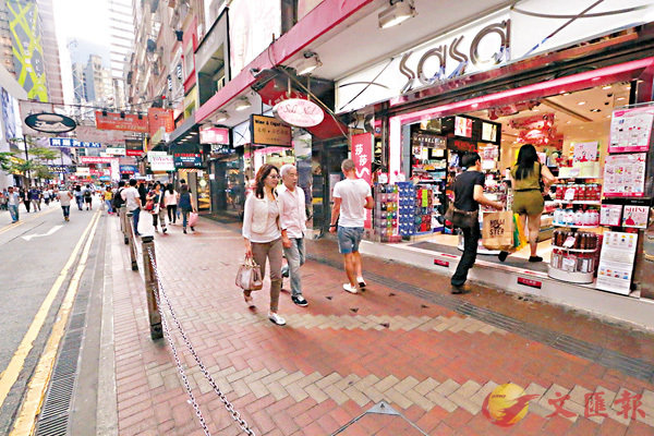 ���s��~�ɤϬM�A�����T���ԤΤH�����S�Ȧb�U�b�~�|�i�@�B�O�`�P�f�ȼW����w�C ��ƹϤ�