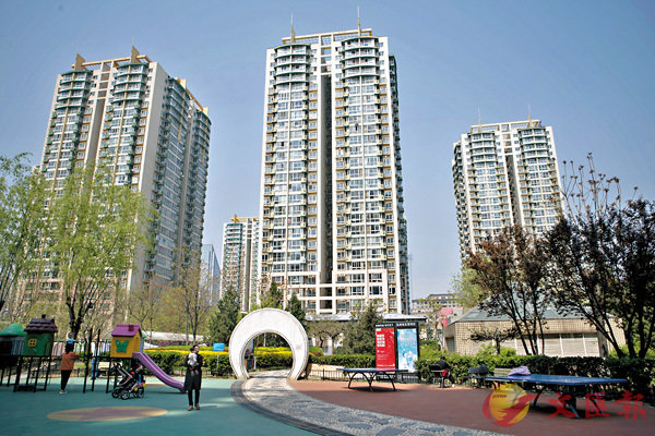 ■今年以來各地出台的樓市調控政策累計達到了260餘次,預計近期房價出現波動的城市將陸續迎來調控升級措施。圖為北京雙井地區一住宅小區。 資料圖片
