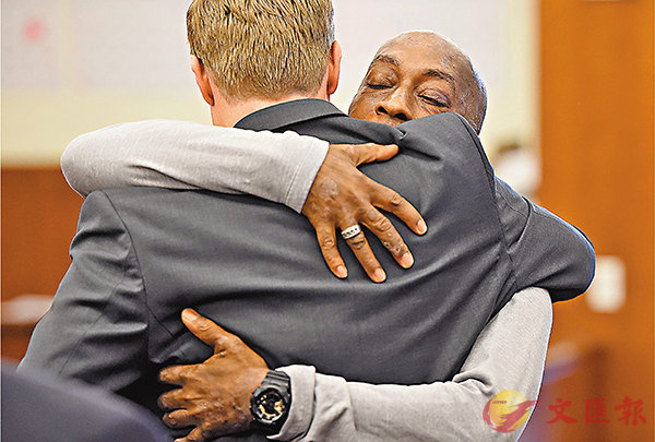 ���������ӶD�@��P�ǤH�֩�C �k�s��