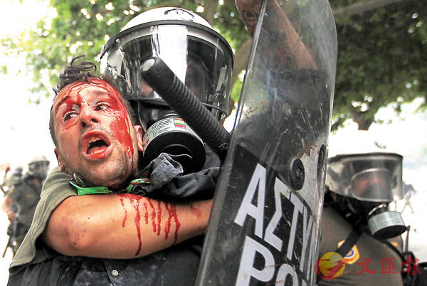 ■希臘民眾曾發起暴力示威，抗議緊縮政策。 資料圖片