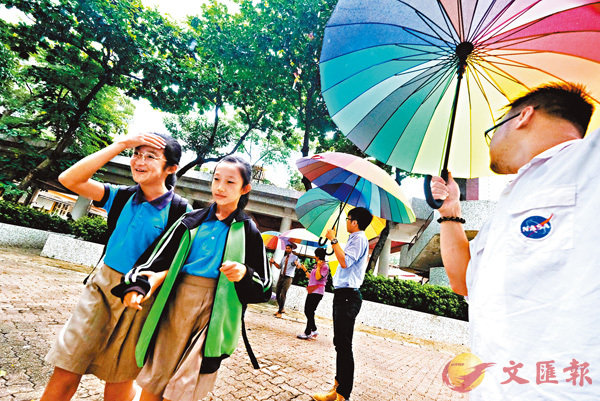 開學日上課時間有微雨A學校人員撐傘為乘校巴抵校的學生遮擋C 香港文匯報記者梁祖彝 攝