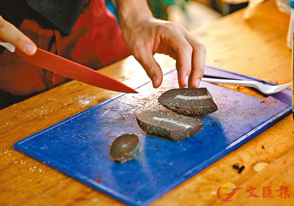 ■賽事以動物睾丸作食材。 法新社