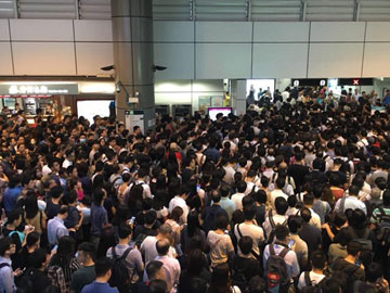 港鐵東鐵綫服務受阻 大批市民滯留站內