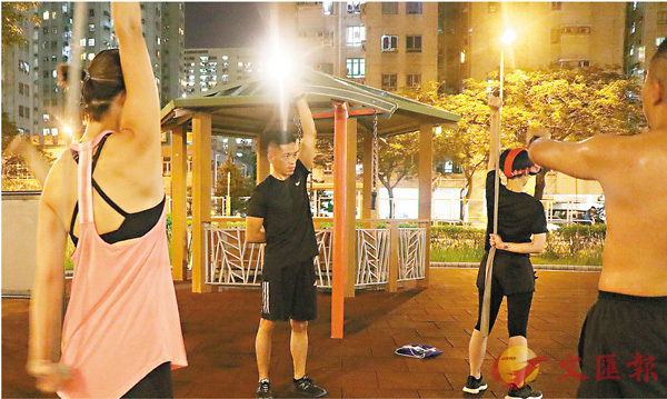 ����~���俳�_���Y�����AJoe�]���^�P�@�Z�ӦP�D�X�H�h�֦b�䤤�C