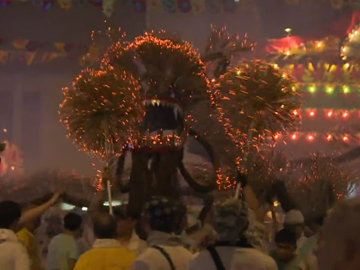 大坑舞火龍�X�X百年傳統過佳節 萬人空巷慶中秋