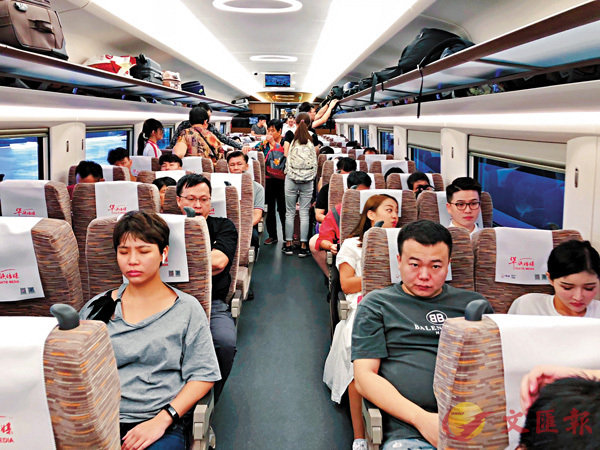 ■9月30日，廣州南站來港高鐵列車幾近滿載。  香港文匯報記者敖敏輝 攝