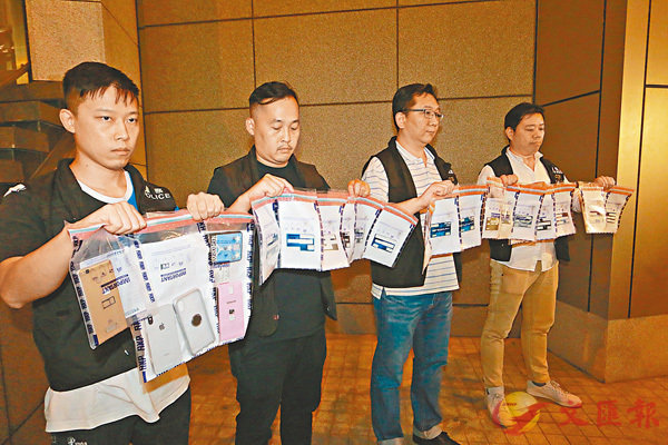 ■警方展示在被捕疑犯身上檢獲的假卡等證物。香港文匯報記者鄧偉明 攝