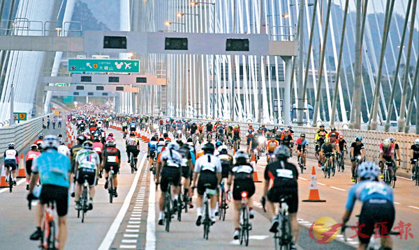 ■ 第四屆香港單車節昨日舉行，約5,400名車手參與，人數破歷年紀錄。  香港文匯報記者劉國權  攝