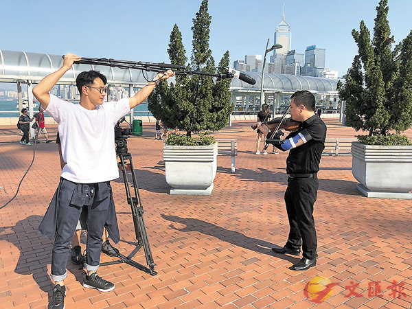 ■王梓軒（左）在拍攝當天在場指導拍攝，更擔任收音師，事事親力親為。