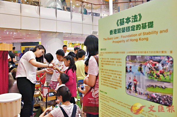 �����ӤҪ��ܡA�����w�w�d��1,700�U���|��U�����s�˪k�M�򥻪k���ʡC�Ϭ�5��19���|�檺�u�򥻪k�ˤl�u�@�{�v�C ��ƹϤ�