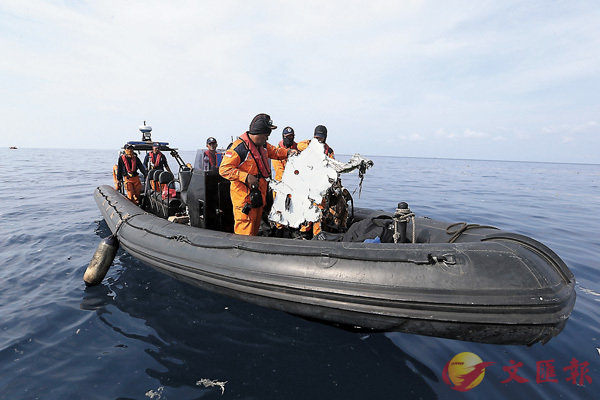 搜救人員打撈飛機殘骸C 美聯社