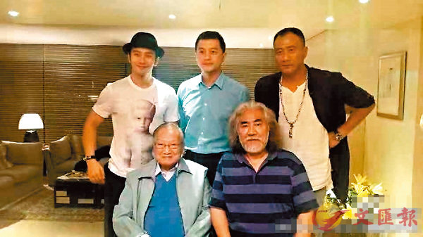 ■胡軍、李亞鵬和黃曉明曾為金庸慶祝90歲生日。  網上圖片