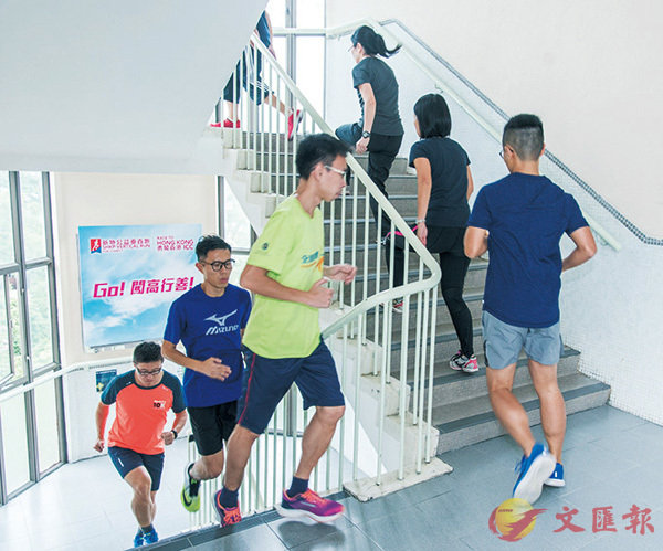 ■第七屆「勇闖香港ICC」將於11月2日截止報名，主辦單位今年繼續開辦特訓班，提升公眾掌握垂直跑運動的技巧及協助參加者備戰垂直跑。