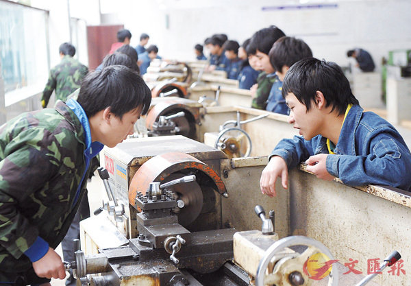 �����y����������~�Ӥj�O�o�i¾�~�Ш|�A���ɰȤu�H������A�C�~�����|��e�U�l�W�ޯ�H�~�M������Ұʪ̡C�Ϭ��ǥͦb���y����¾�Ф��߾ǲߨ��ɾާ@�ޯ�C  �s�ت�