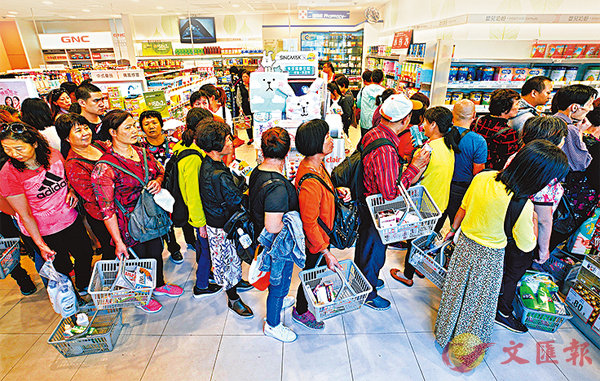 ■ 上周末東涌各商店大排長龍。  資料圖片