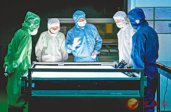 ■ 泰沃達的韓國團隊進行導光板設備研發。香港文匯報安徽傳真