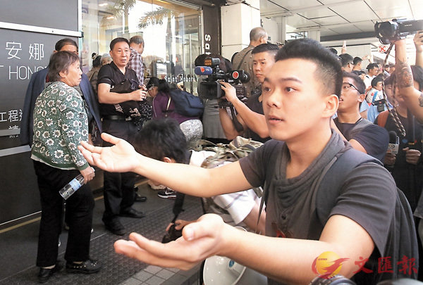 示威者無理阻止旅客。香港文匯報記者劉國權  攝
