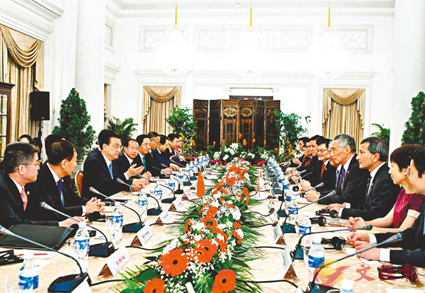 ■李克強在新加坡總統府與李顯龍舉行會談。 新華社