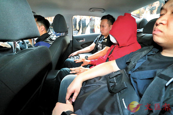 ■李宏邦(紅衫)被探員拘捕帶署。 香港文匯報記者劉友光 攝