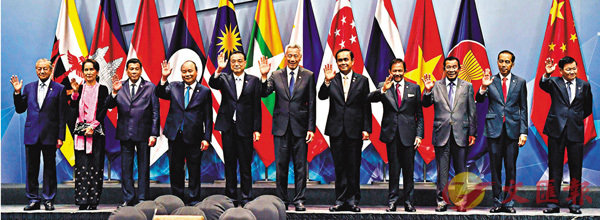 ■ 李克強在新加坡會展中心出席第21次中國－東盟（10+1）領導人會議，並和與會元首合影。 法新社