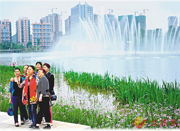 ■貴州貴陽推進「千園之城」建設，讓城市綠化覆蓋率達50%以上。圖為市民在貴陽市泉湖公園內留影。 資料圖片